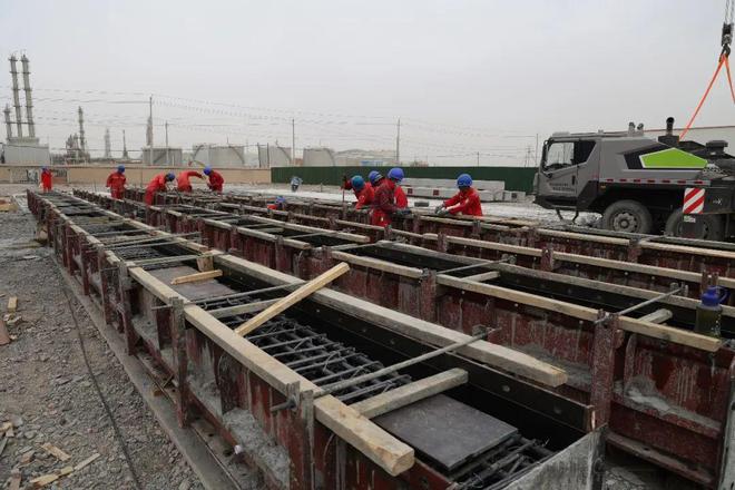 牢記囑托 再創(chuàng)佳績丨塔河煉化廠際管廊工程拉開序幕,模塊化施工高效推進